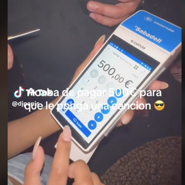 Viral: paga 500 euros en una discoteca para que el DJ le ponga una canción Viral: paga 500 euros en una discoteca para que el DJ le ponga una canción