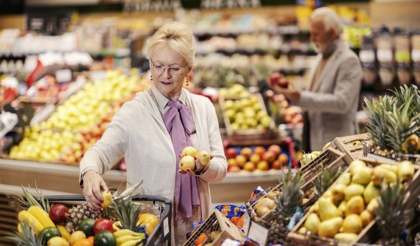 Desvelan los trucos de los supermercados: por qué la fruta está en la entrada y el pan al fondo
