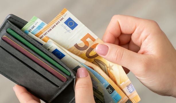 Cómo cobrar una herencia sin perder la pensión no contributiva en 2023