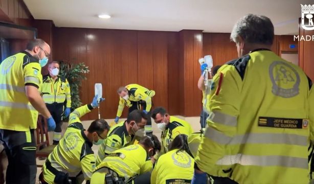Salvan la vida a un vecino atragantado con un trozo de comida en su portal de Madrid