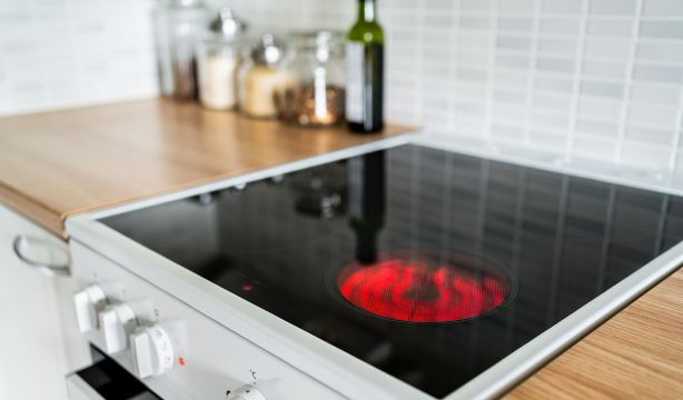 Por qué nunca debes colocar papel en la vitrocerámica mientras cocinas