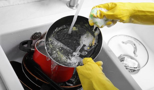 El sorprendente truco del papel de aluminio para limpiar las sartenes