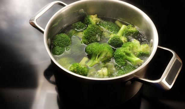 El truco para hervir verdura sin que deje mal olor