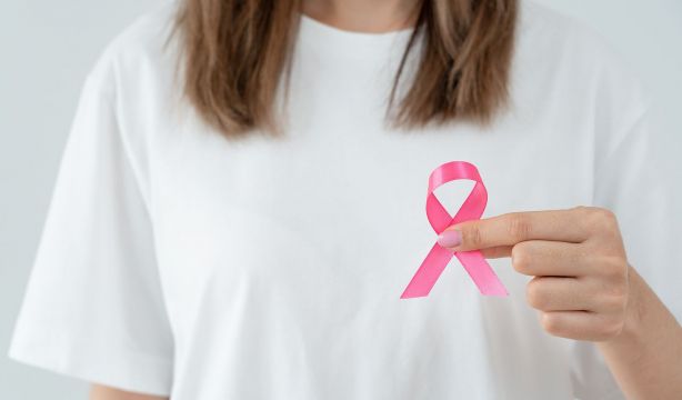 La supervivencia al cáncer de mama aumenta, pero aparece a edades más tempranas