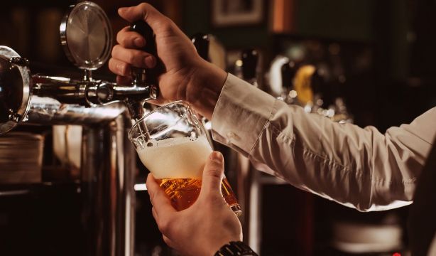 Un bar de Sevilla ofrece cerveza gratis a quien vote el 23J: "Se nos ha ido de las manos"