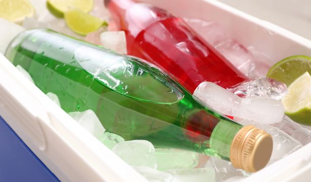 Los mejores trucos para enfriar las bebidas rápidamente este verano