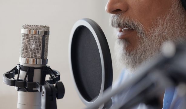 Los españoles esquivan la política y la guerra en Ucrania y lideran en consumo de pódcast en Europa