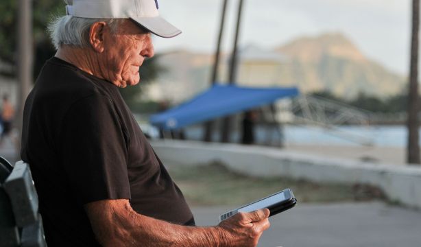 Estos son los mejores ebooks o libros electrónicos para el verano, según la OCU