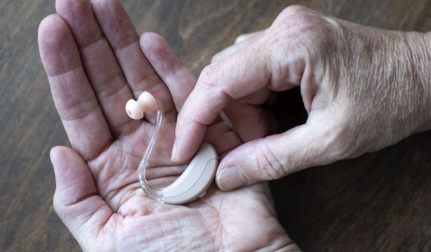 Hasta 8.000 euros por un audífono: el precio que no todos los jubilados pueden pagar