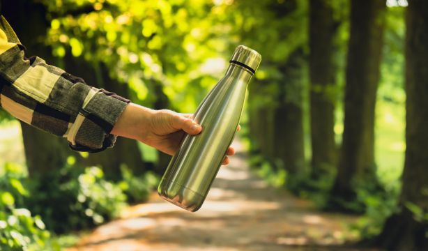 El sencillo truco para eliminar los malos olores de tu botella de agua reutilizable