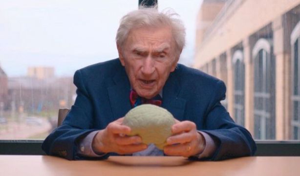 Las claves para tener "una vida larga y feliz", según el médico más longevo del mundo