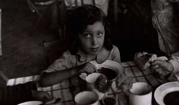 Así se comía en la España de la postguerra. Niños atendidos en los comedores de Auxilio Social, fotografiados por Gil del Espinar . Biblioteca Nacional de España