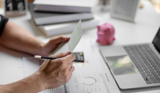 Estos son los bancos que cobrarán comisiones este mes de junio de 2023. Foto: Bigstock