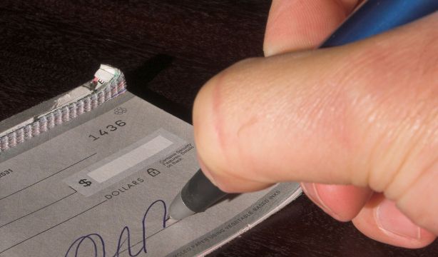 La Guardia Civil alerta de la estafa de los cheques