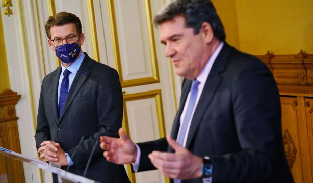 Escrivá rebate las "falsedades" de Feijóo y sugiere que el PP planea recortes de pensiones