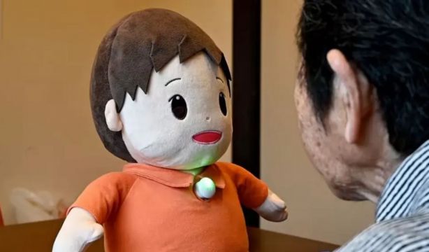 El peluche japonés que utiliza la IA para ayudar a personas con demencia