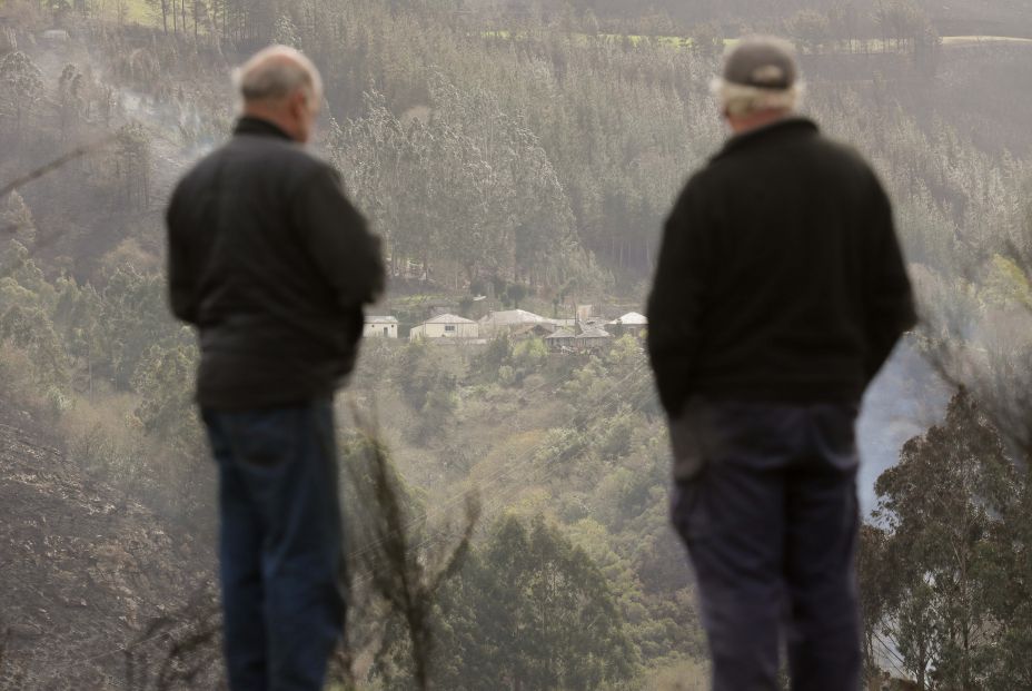 EuropaPress 5090325 dos hombres observan monte quemado incendio forestal 30 marzo 2023 baleira