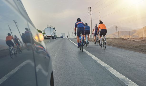 La DGT aclara la eterna polémica: ¿se puede adelantar a un ciclista en línea continua?