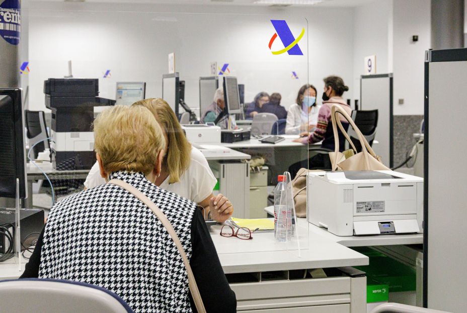 EuropaPress 5240273 varias personas son atendidas agencia tributaria presentar declaracion EuropaPress 5240273 varias personas son atendidas agencia tributaria presentar declaracion