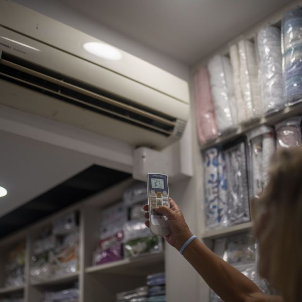 EuropaPress 4621583 trabajadora pone aire acondicionado 27 grados 10 agosto 2022 barcelona