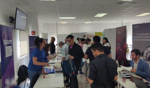 Jóvenes se reúnen con empresas en la XII Feria de Empleo de la Cámara de Madrid