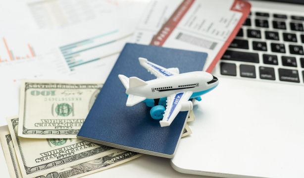 El límite de efectivo con el que puedes viajar para evitar multas de Hacienda