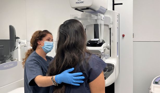 Las mujeres con cáncer de mama de bajo riesgo podrían no necesitar radiación