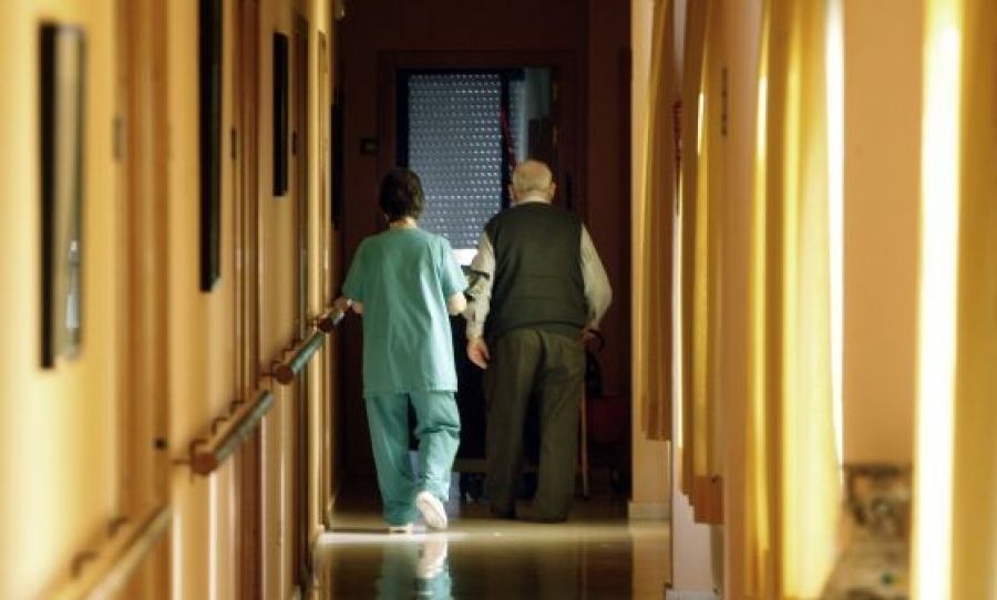 EuropaPress 4861943 trabajador residencia personas mayores foto archivo EuropaPress 4861943 trabajador residencia personas mayores foto archivo