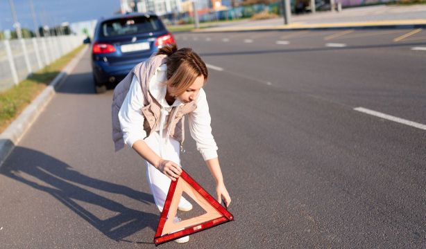 Adiós a los triángulos de emergencia este mismo verano: la DGT no quiere que te bajes del coche