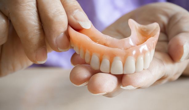 Un estudio relaciona una mala higiene de la dentadura postiza con un mayor riesgo de neumonía