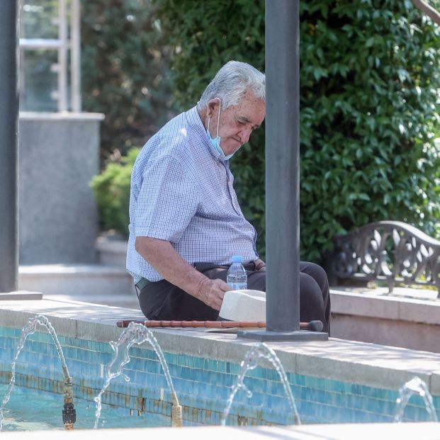 EuropaPress 4571651 hombre sentado sombra segunda ola calor verano 12 julio 2022 madrid espana