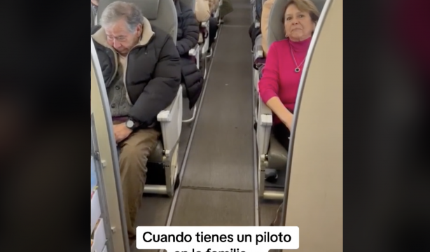 No podrás evitar emocionarte: cuando el piloto del avión es tu nieto y te dedica unas palabras