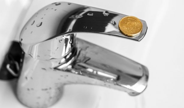 ¿Cuánto se paga por el agua en cada ciudad? OCU detecta enormes diferencias de precios
