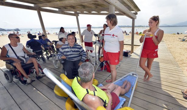 Las 37 playas españolas que tendrán servicio de baño adaptado este verano