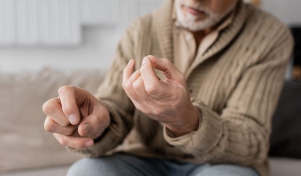 Temblor en el adulto mayor: cuándo conviene valorarlo