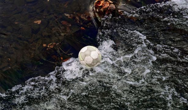 Muere un niño ahogado tras salir corriendo detrás de un balón y caer a una presa