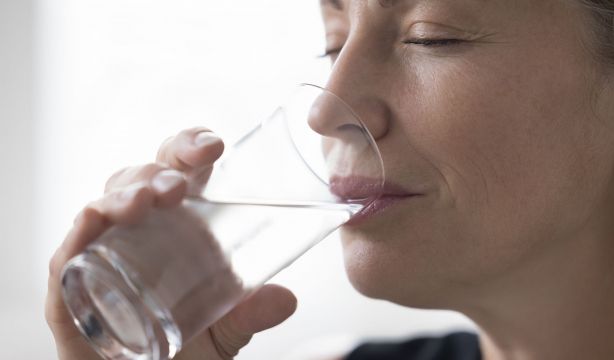 Expertos advierten sobre el ayuno de agua y su efecto 'boomerang'