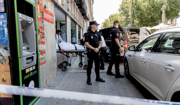 EuropaPress 5310042 dos agentes policia nacional mientras trabajadores interfunerarias llevan