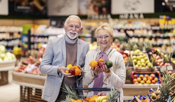 bigstock Senior Couple Holdin¿Qué descuentos hay para las personas mayores de 60 años?g And Purc 470853457
