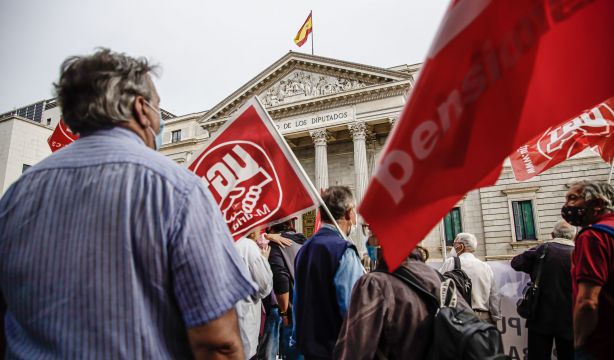 EuropaPress 3975560 grupo pensionistas reune frente congreso diputados concentracion motivo dia