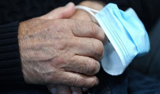 La mascarilla deja de ser obligatoria en centros sociosanitarios tras su publicación en el BOE