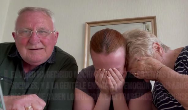 VÍDEO: La emoción de unos abuelos al enterarse de que su nieta es oficialmente abogada