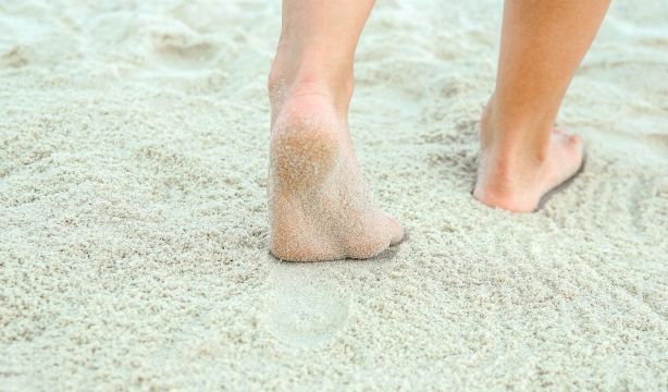 El truco definitivo para quitarse del cuerpo la arena de la playa