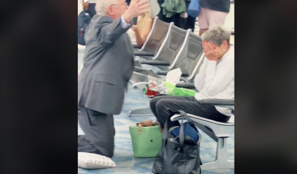 Lo más tierno que verás hoy: le pide matrimonio a su pareja tras 60 años