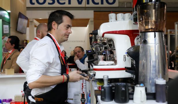 La edad media de los trabajadores en España aumenta hasta los 43,5 años, seis más que en el 2000