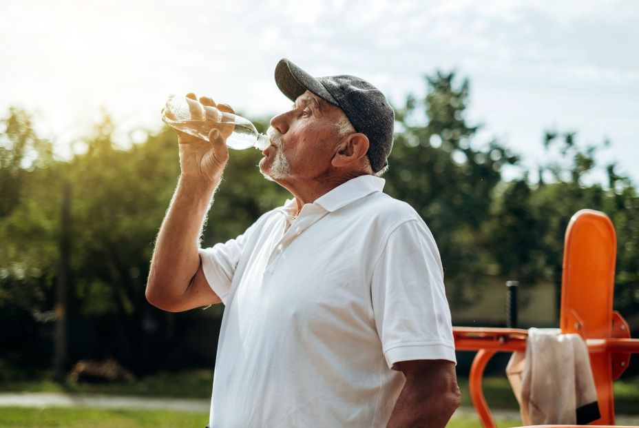 Beber agua aunque no se tenga sed, la clave de la hidratación en mayores Beber agua aunque no se tenga sed, la clave de la hidratación en mayores