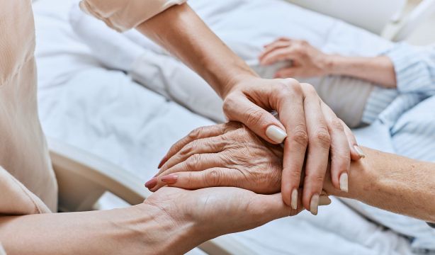 CEAFA exige un uso "limitado y justificado" de las sujeciones en personas con demencia