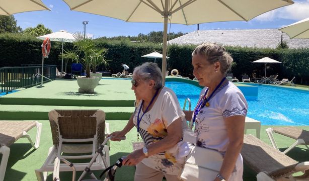 Grandes Amigos y Nextdoor se unen para combatir la soledad de las personas mayores en verano