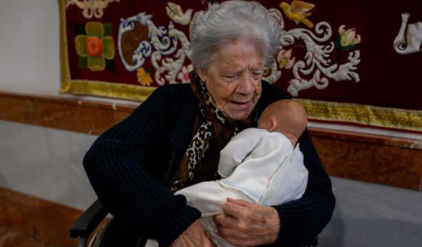 Terapia con muñecas: qué es y cuáles son los beneficios de esta herramienta en personas con demencia