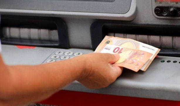 El Banco de España avisa: este es lo que debes saber si vas a sacar dinero al cajero